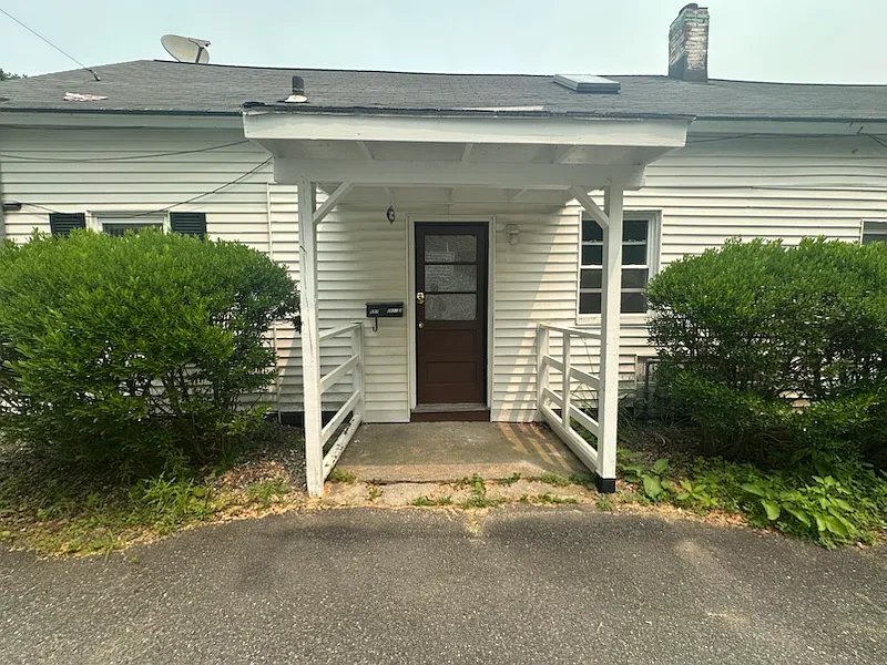 4 bed, $3,000 — Photo 1