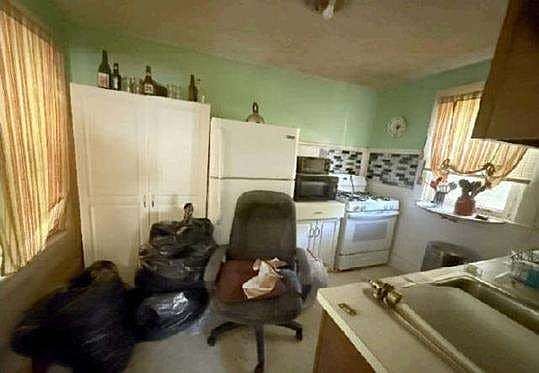 5th image of 1044 Saint Clair Ave