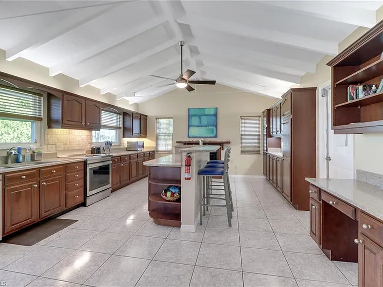 562 Goldcoast Ct — Photo 10