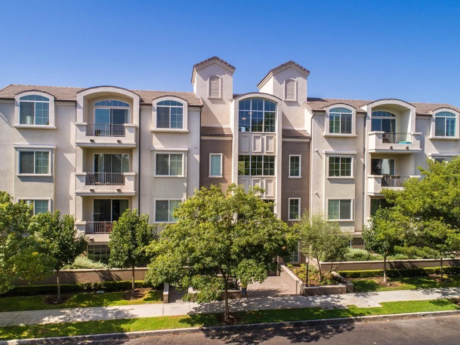 3 bed, 1500 sqft, $5,000 — Photo 1