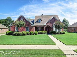 1840 S River Meadows Dr, Fayetteville, AR 72701