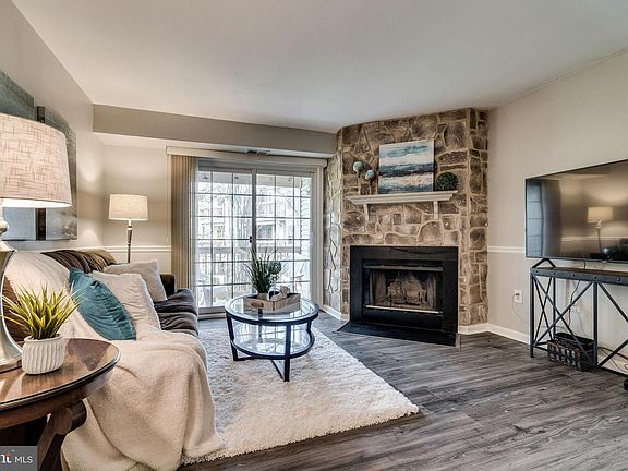 3rd image of 6908 Victoria Dr Unit F