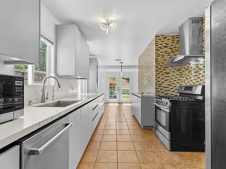 4949 San Feliciano Dr — Photo 4