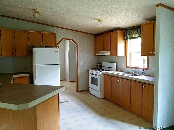 3rd image of 10 Meadow Ln