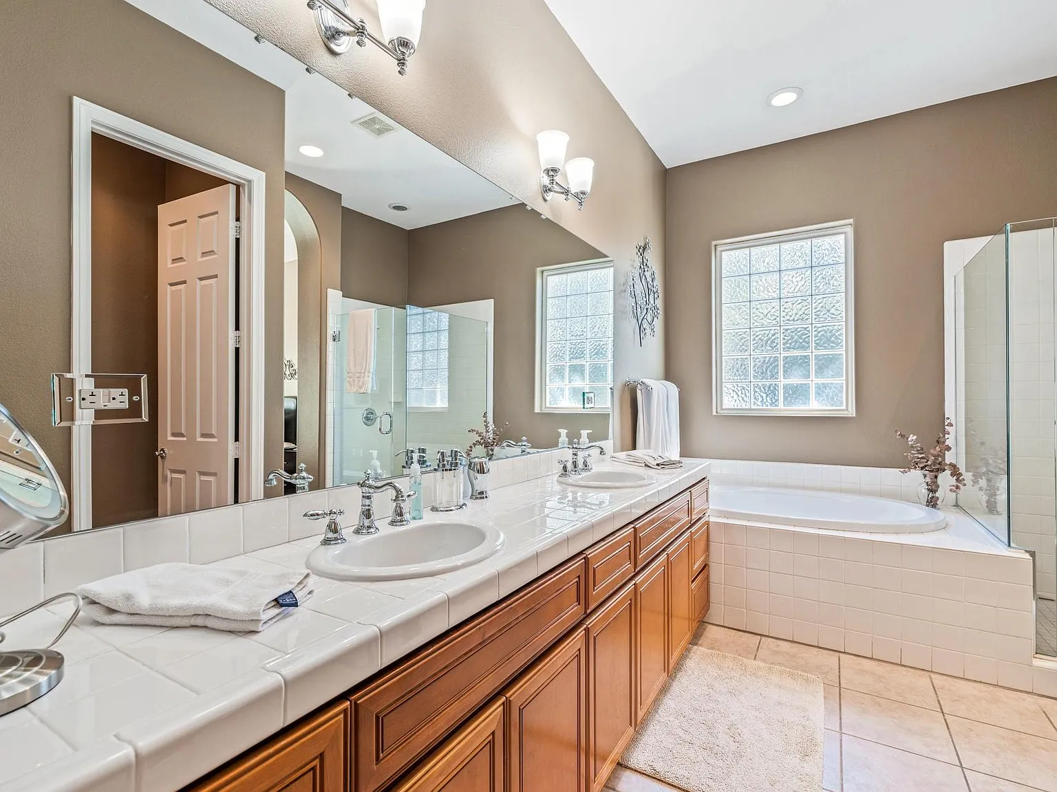 3 bed, 3.0 bath, 1734 sqft, $4,800 — Photo 4