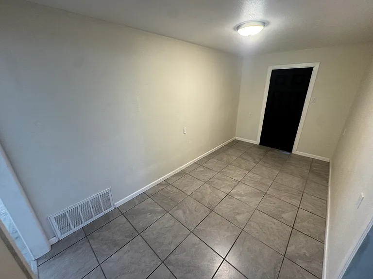 1025 Crescent Dr — Photo 3