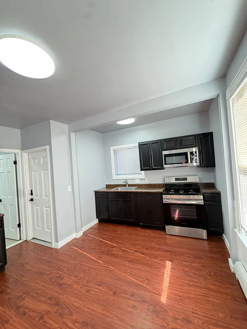 35 - 37 Farren — Photo 1