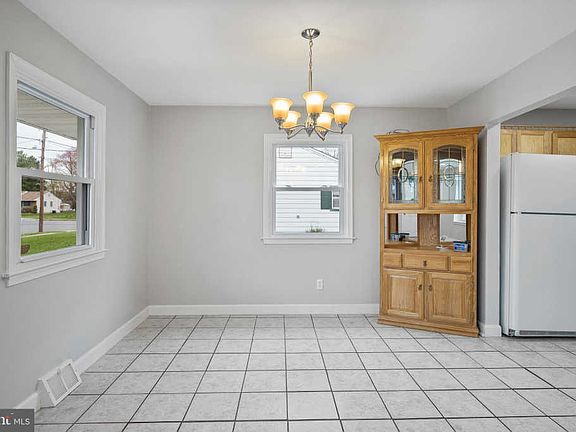 5th image of 803 Valley Dr