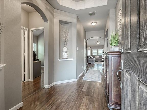 5th image of 1424 Castle Creek Dr