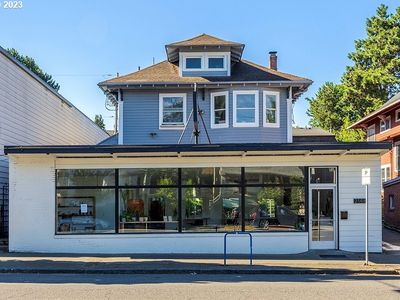 2144 NE Broadway St, Portland, OR, 97232