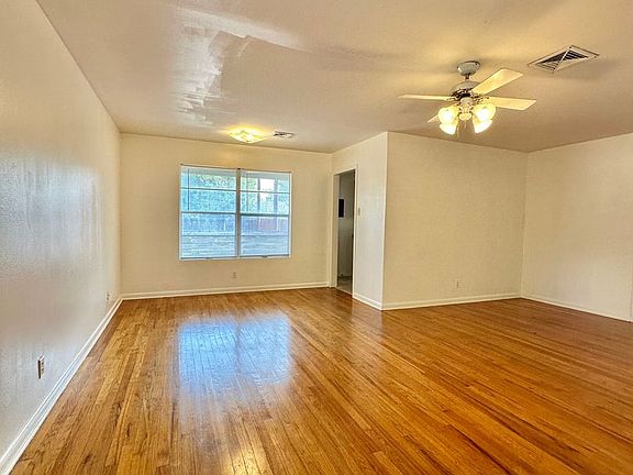 5th image of 2620 Yale Ave