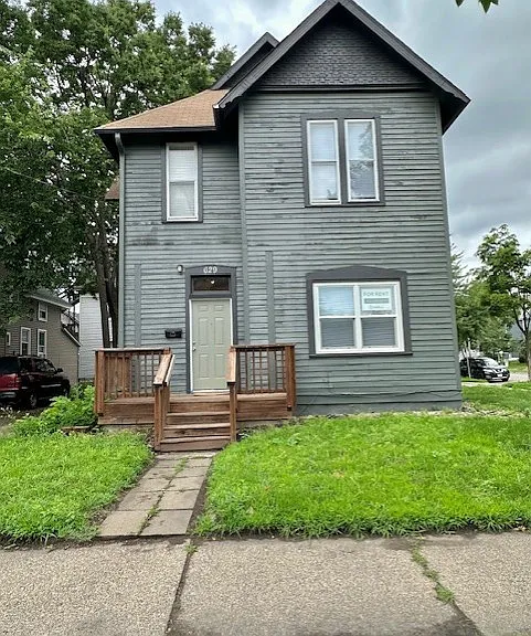 629 12th Ave SE — Photo 1