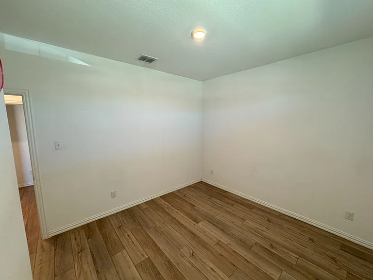 1105 Daffodil St — Photo 5