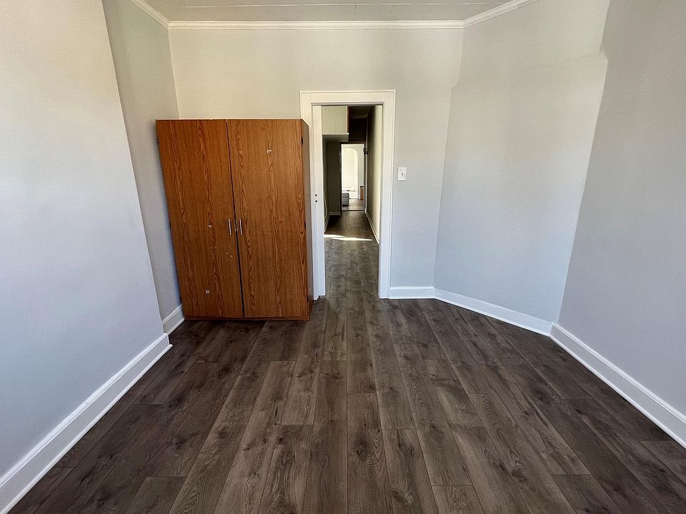 Bedroom with triple window