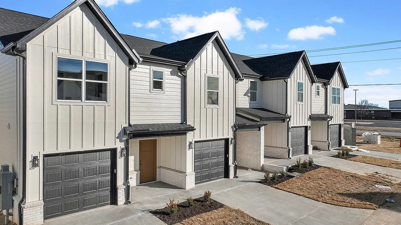 3 bed, 2.5 bath, 1584 sqft, $1,695 — Photo 1