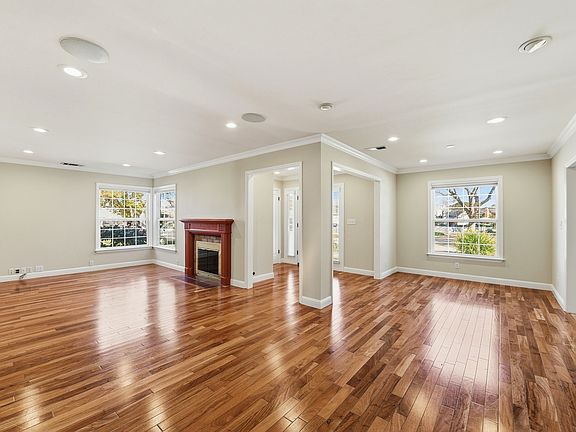 5th image of 749 N Baywood Ave