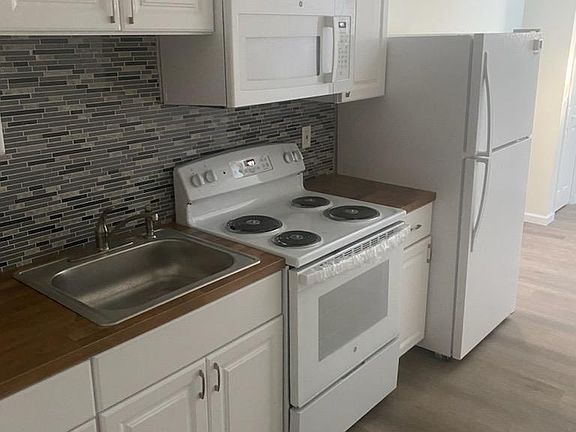 3rd image of 146 Ellensue Dr