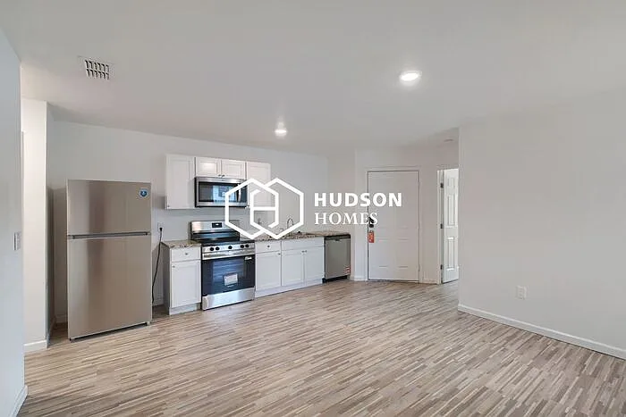 1312 Oak St — Photo 6
