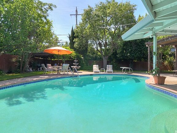 3rd image of 2831 Ashbourne Dr