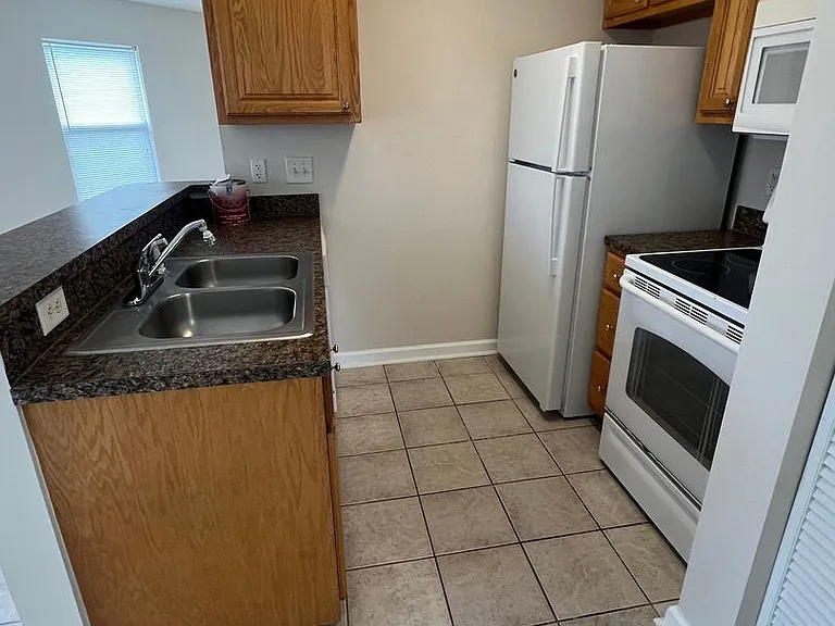 409 Tree Top Ct #C — Photo 7