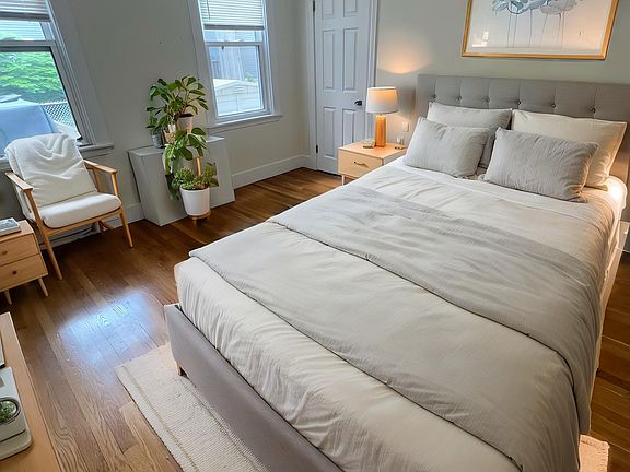 2nd image of 863 1/2 E Broadway Floor 1