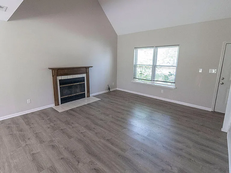 1915 Greenleaves Ct — Photo 5