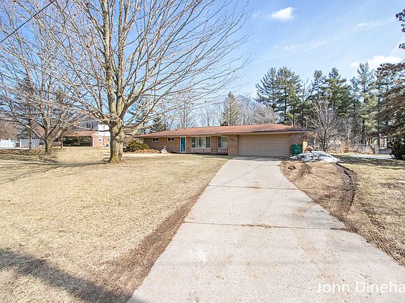 2nd image of 385 Caroline St