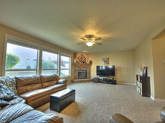 4th image of 221 Newport Dr