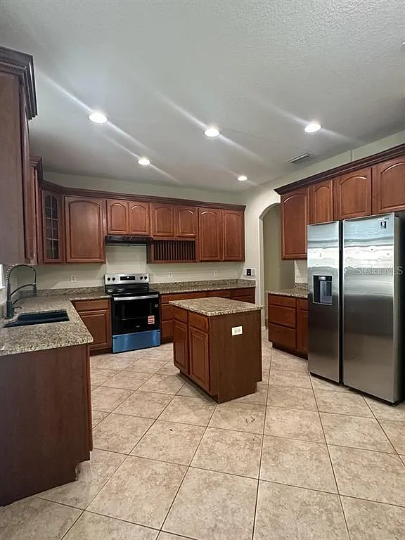 4 bed, 3.5 bath, 2888 sqft, $3,100 — Photo 3