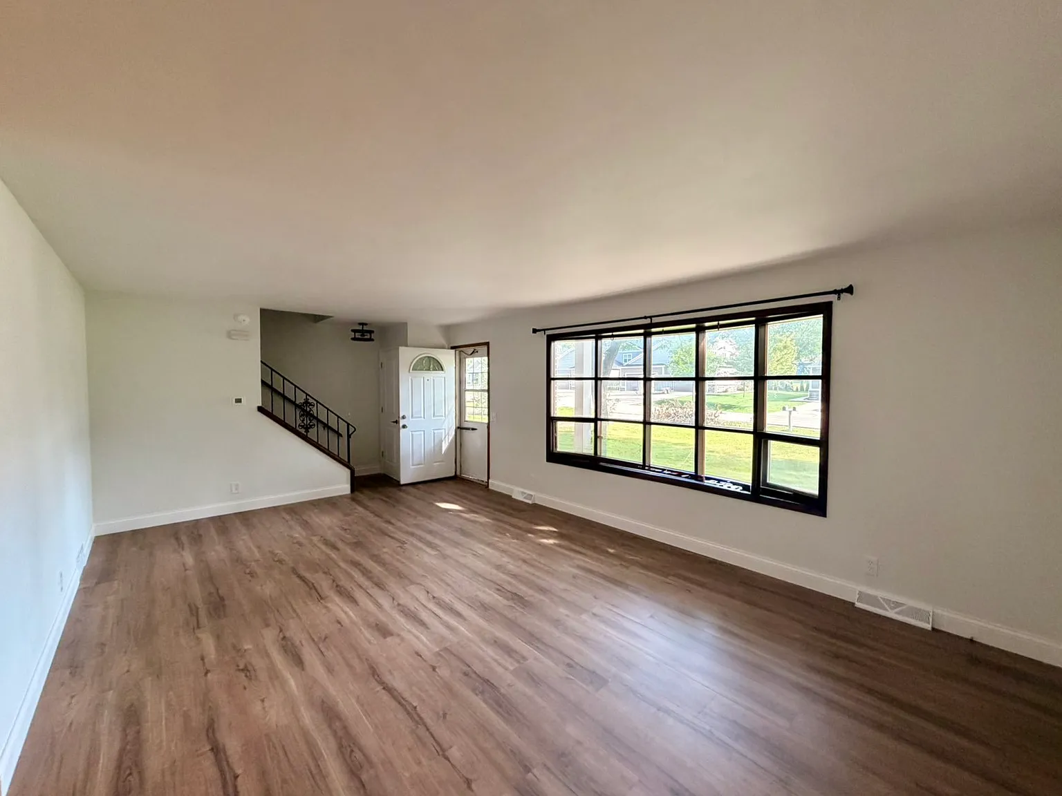 3 bed, 1.5 bath, 1600 sqft, $2,400 — Photo 3