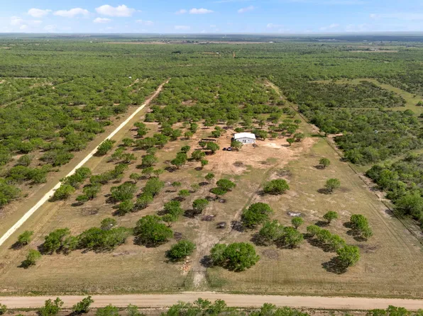 527 County Road 334, Charlotte, TX 78011