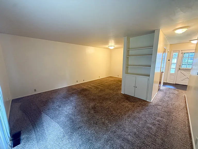 601 E Washington St #8 — Photo 7