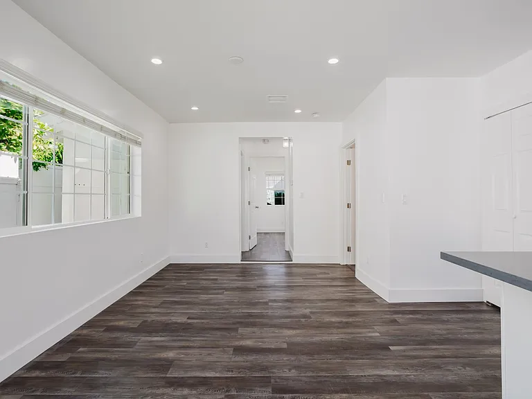 13521 Hamlin St — Photo 5