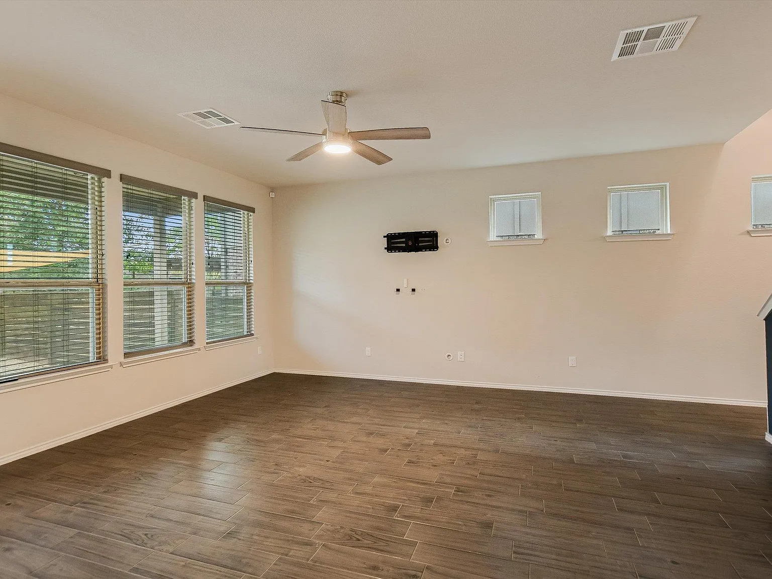 3 bed, 2.5 bath, 1795 sqft, $2,200 — Photo 3