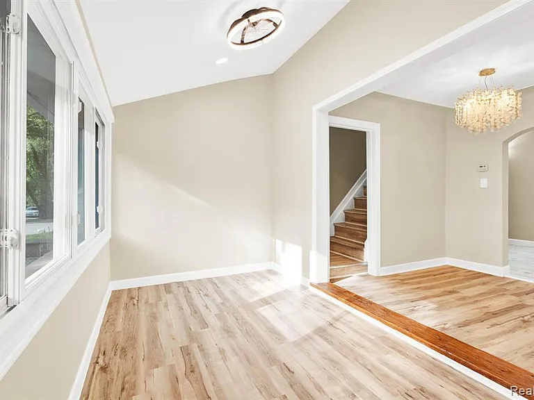 23248 Helen St — Photo 6