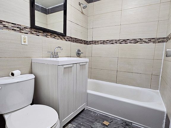 2nd image of 760 Evergreen Ave APT 3L