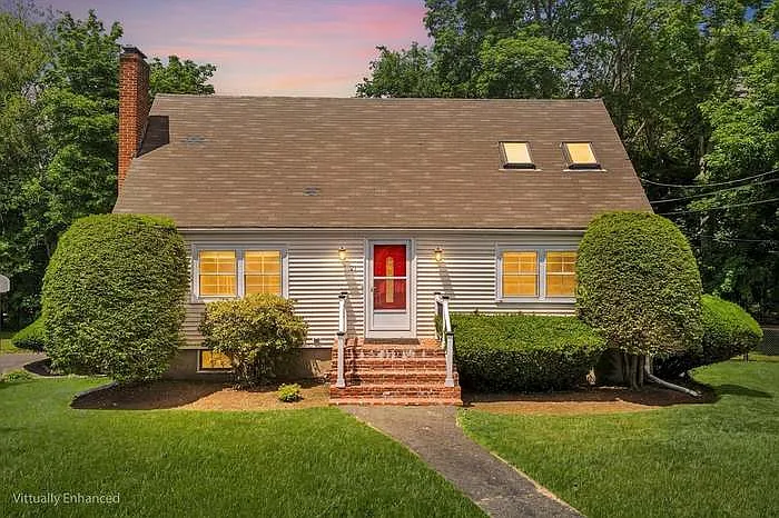 21 Bartlett Ave
