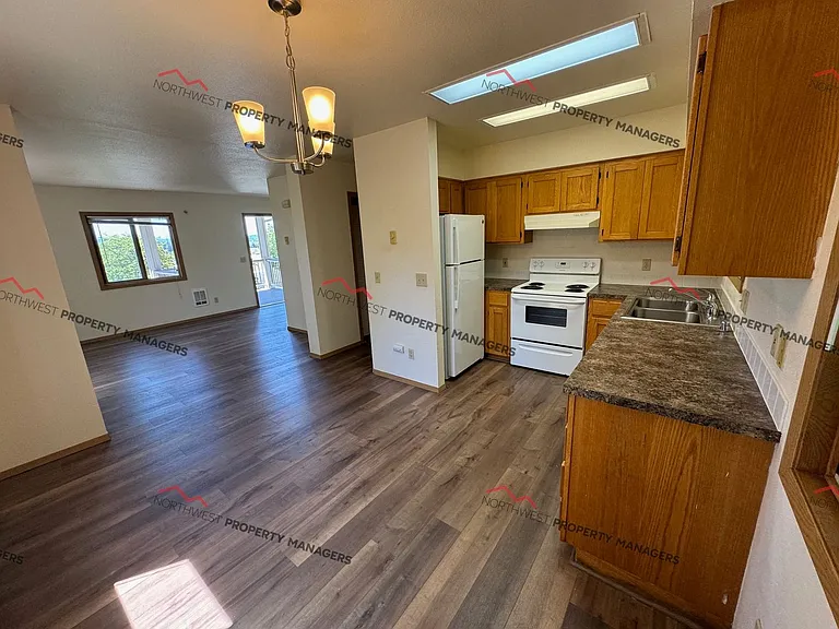 240 NE Washington Ave — Photo 8