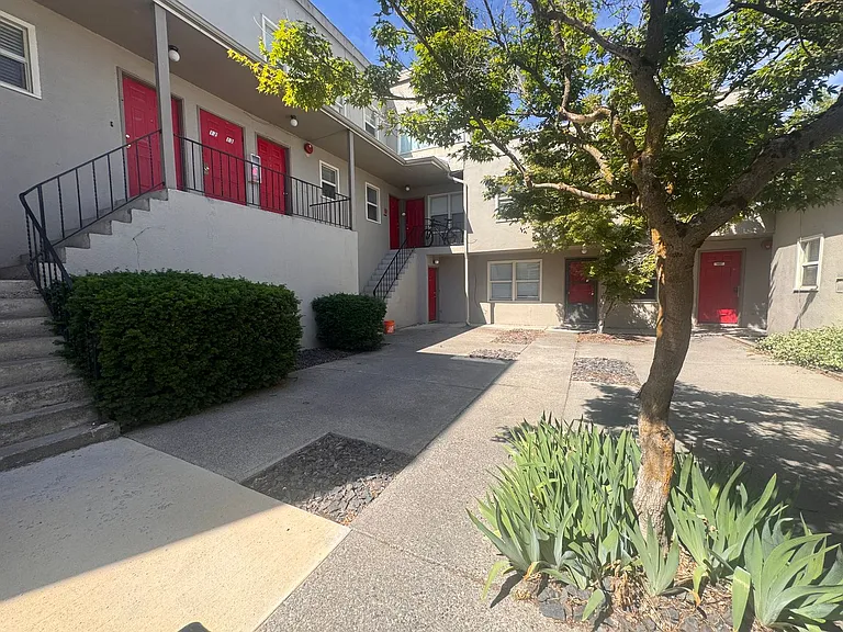Evergreen Apartments — Photo 13