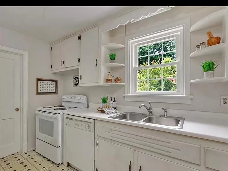 5013 W Franklin St — Photo 16