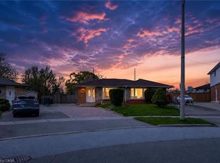 418 Ginger Downs, Mississauga, ON L5A 3A7