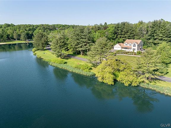 2nd image of 543 Lakeshore Dr W