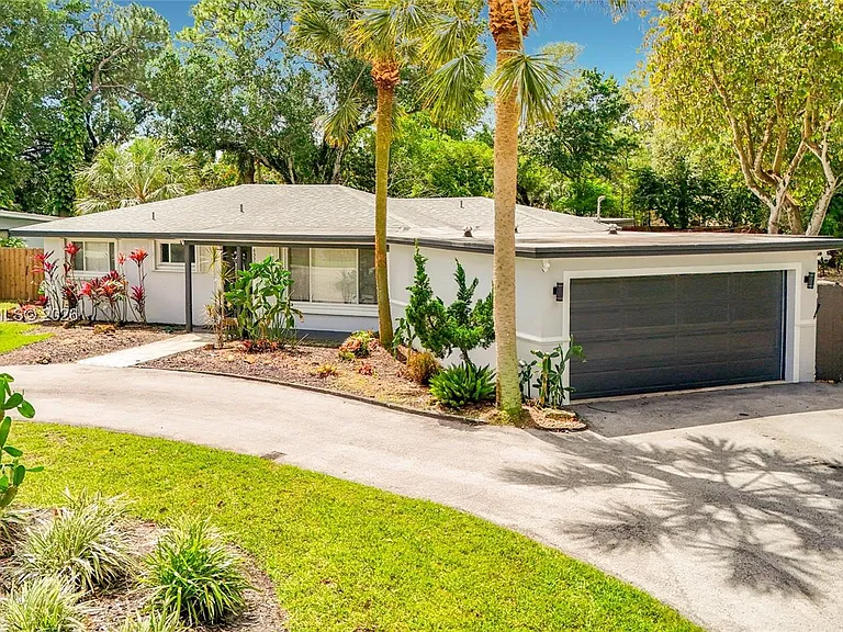 4330 SW 7th St — Photo 5