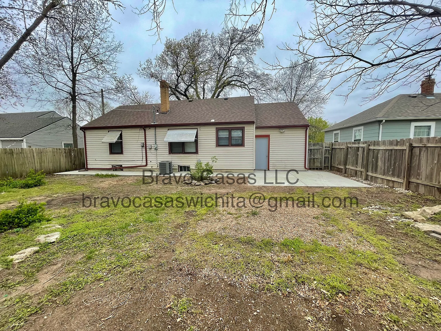 944 N Parkwood Ln — Photo 3