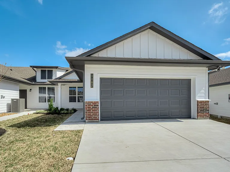 1115 Trellis Pass — Photo 1