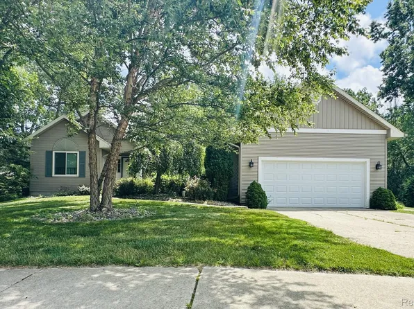 2303 Blue Heron Ct, Fenton, MI 48430