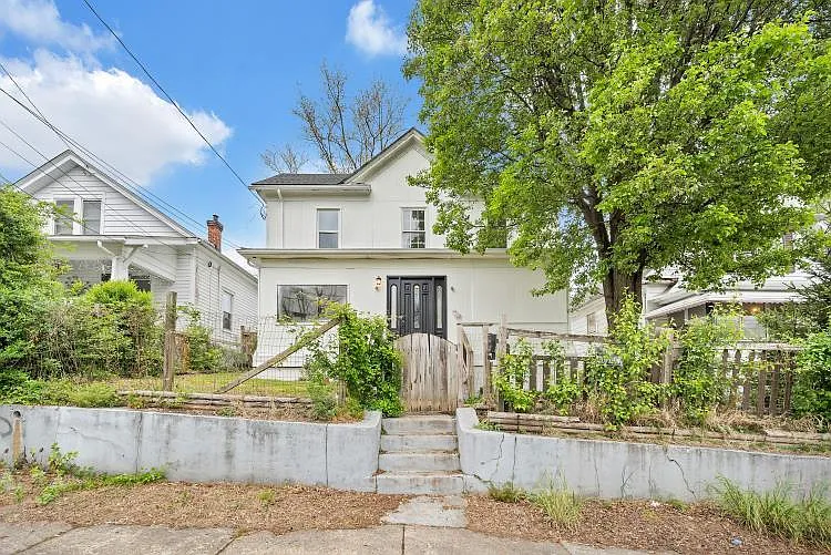 628 Mountain Ave SE — Photo 3