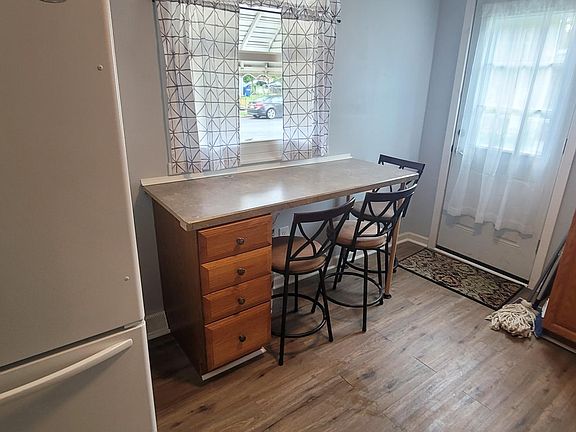 5th image of 147 E Deen St