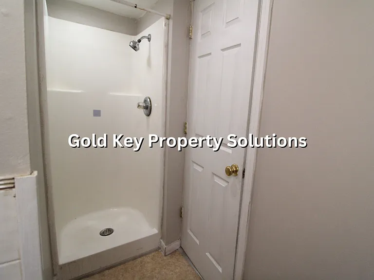 117 E John St — Photo 14