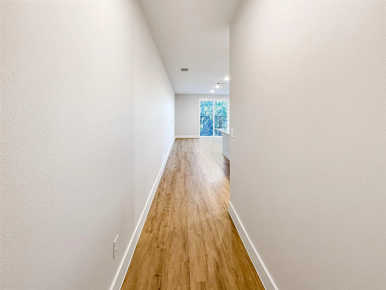 3 bed, 2.5 bath, 1843 sqft, $3,390 — Photo 3